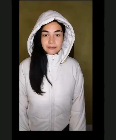 Chaqueta blanca con capucha (modelo puffa) - miniatura 1