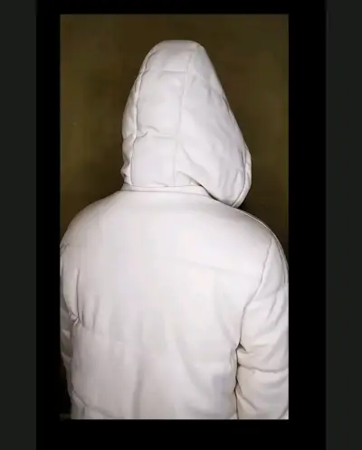 Chaqueta blanca con capucha (modelo puffa) - miniatura 3