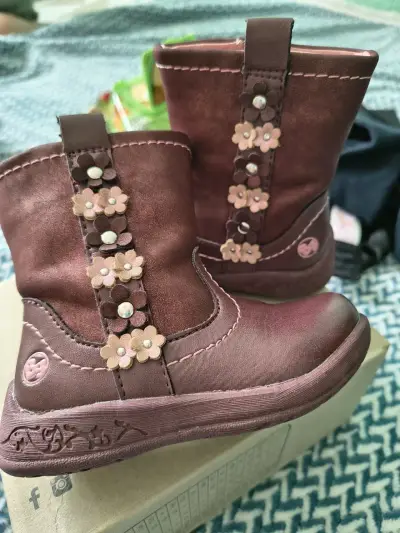 Botas marrones con flores - miniatura 1