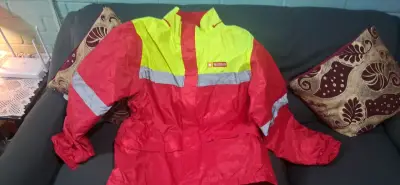 Chaqueta reflectante impermeable roja y amarilla - miniatura 1