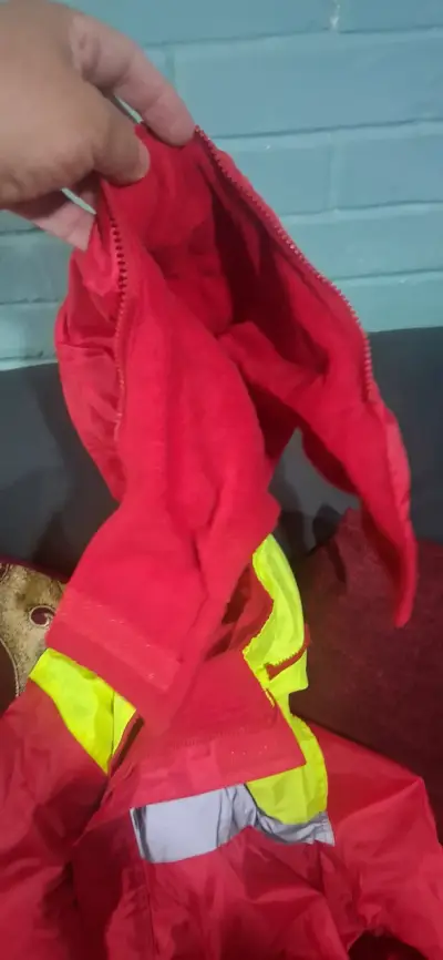 Chaqueta reflectante impermeable roja y amarilla - miniatura 4