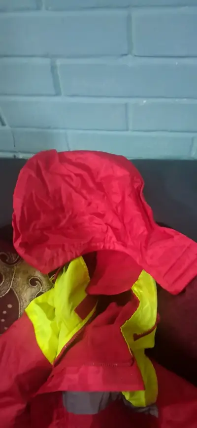 Chaqueta reflectante impermeable roja y amarilla - miniatura 5