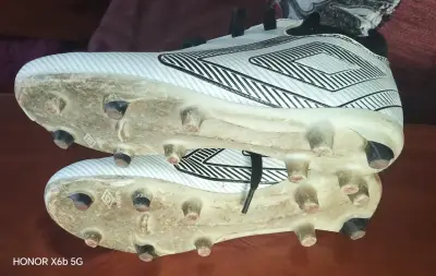 Zapatos de fútbol Umbro blancos número 33 - miniatura 1