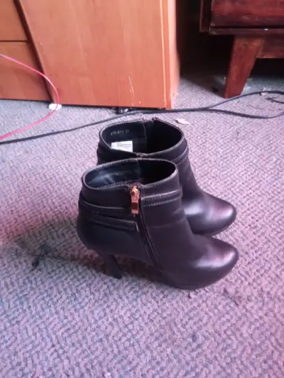 Botines negros con tacón - miniatura 1