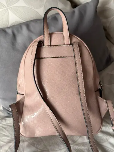 Mochila rosada Guess pequeña - miniatura 2