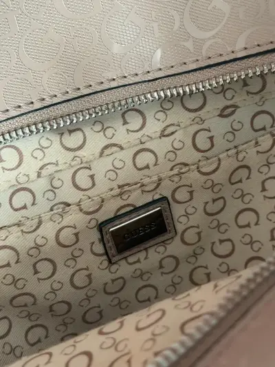 Mochila rosada Guess pequeña - miniatura 3