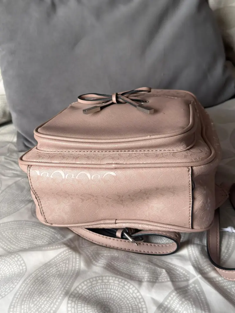 Mochila rosada Guess pequeña - 4