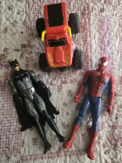 Juguetes de acción y camión - miniatura 1