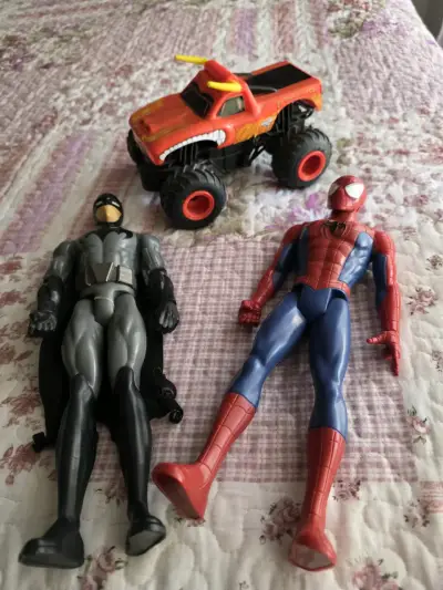 Juguetes de acción y camión - miniatura 2