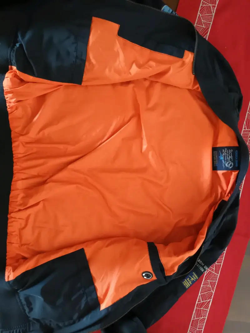 Chaqueta bomber azul con parches - 2