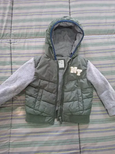 Chaqueta con capucha verde infantil - miniatura 1
