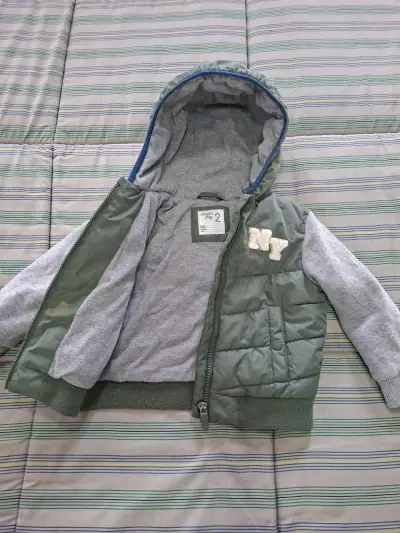 Chaqueta con capucha verde infantil - miniatura 2