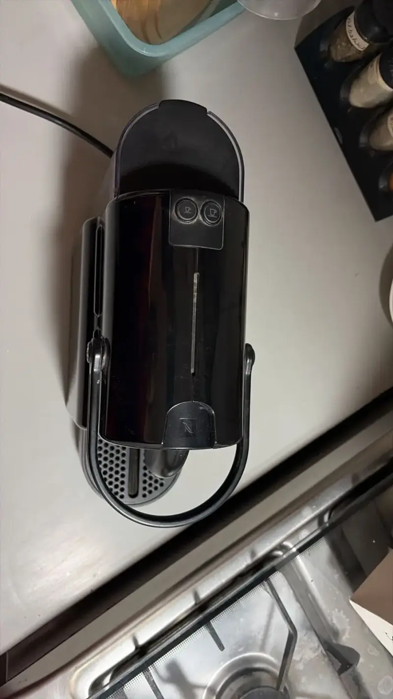 Cafetera Nespresso negra compacta