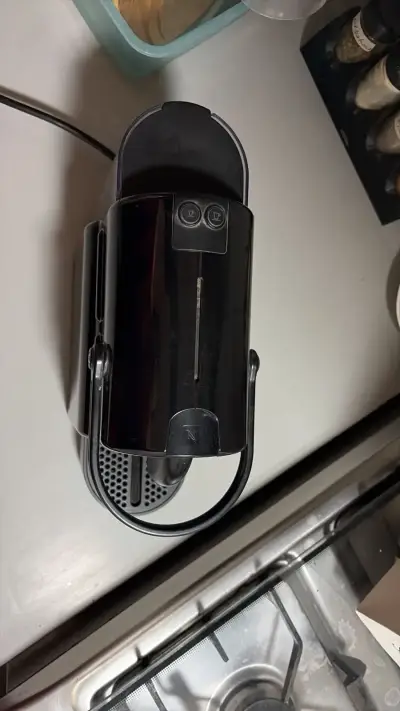 Cafetera Nespresso negra compacta - miniatura 1
