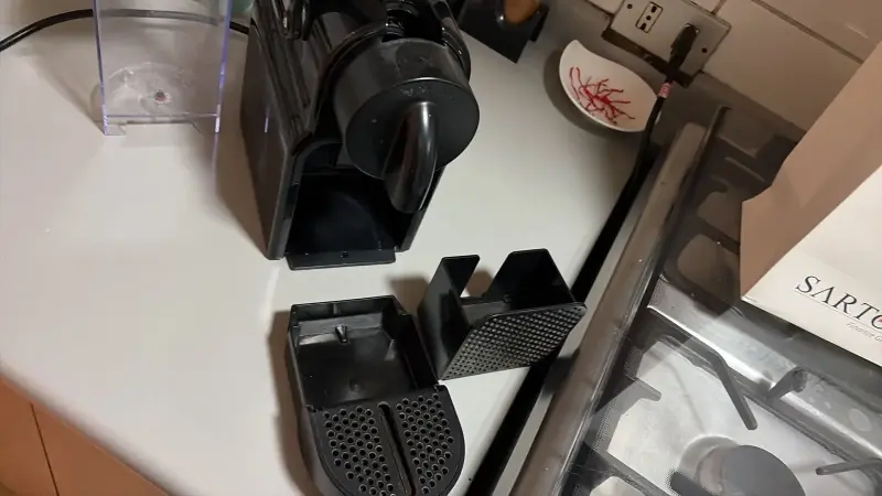 Cafetera Nespresso negra compacta - 2