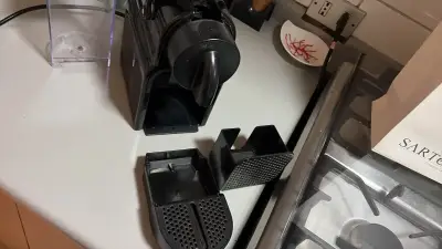 Cafetera Nespresso negra compacta - miniatura 2