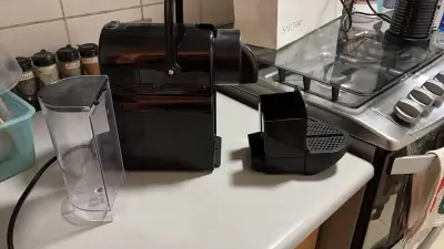 Cafetera Nespresso negra compacta - miniatura 3