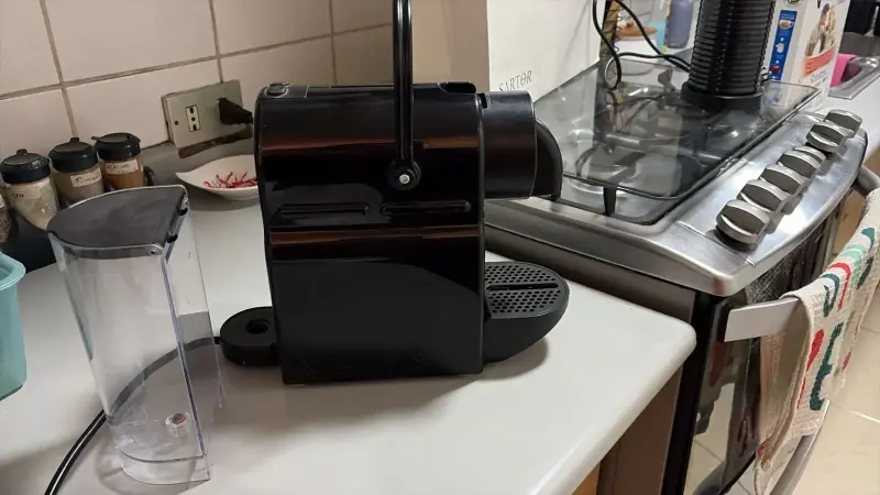 Cafetera Nespresso negra compacta - 4