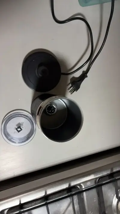 Cafetera Nespresso negra compacta - miniatura 5