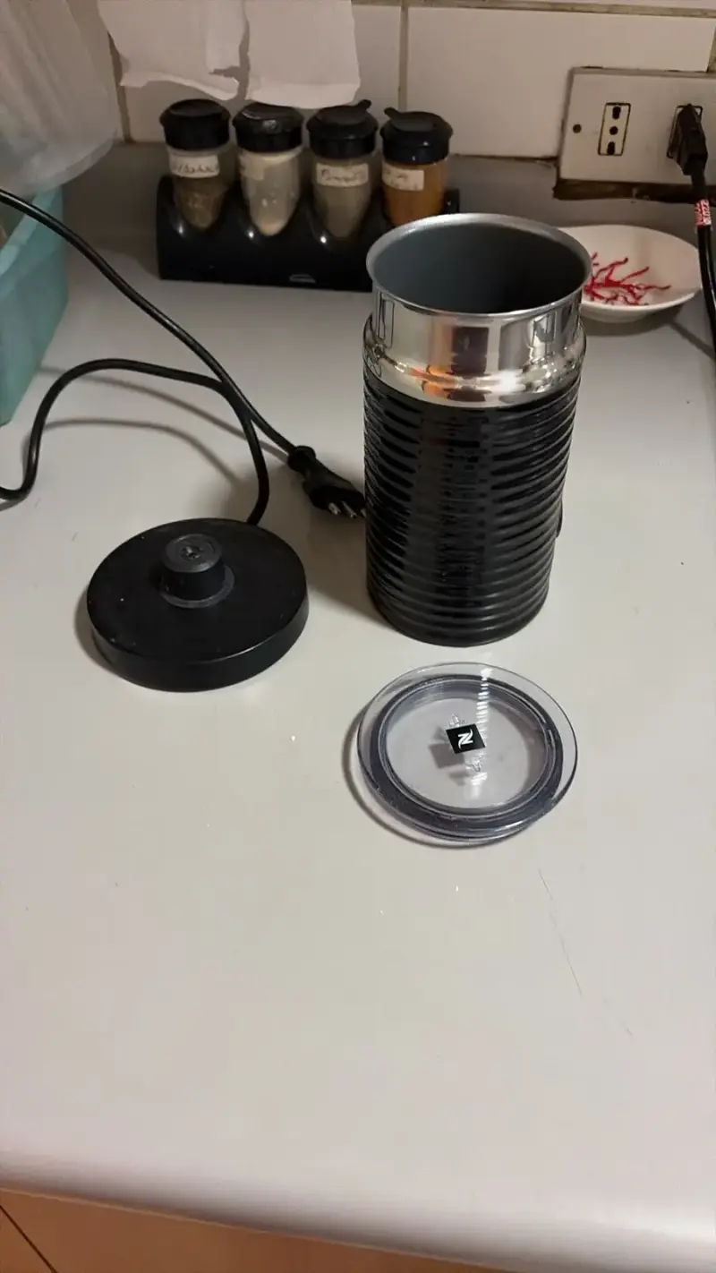 Cafetera Nespresso negra compacta - 6