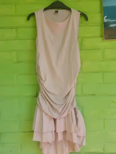 Vestido beige con volantes - miniatura 1