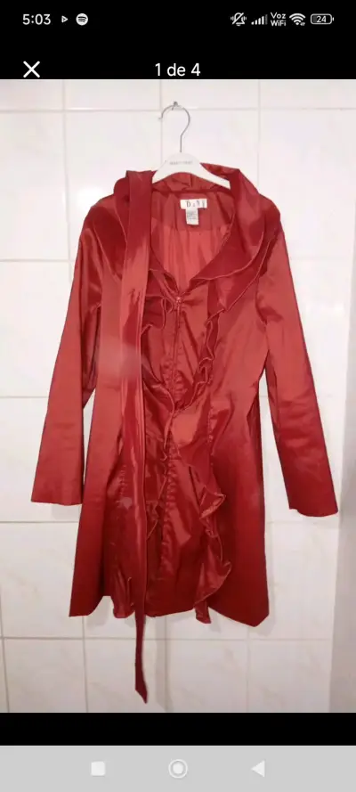 Abrigo rojo con volantes - miniatura 2
