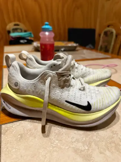 Zapatillas deportivas blancas con logo - miniatura 1