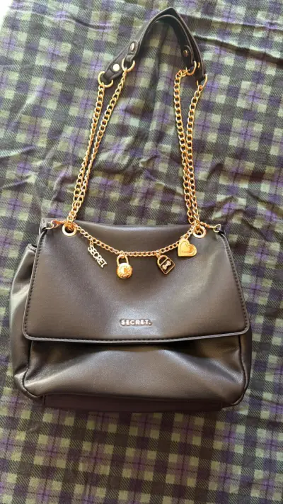Cartera negra con cadena dorada - miniatura 1