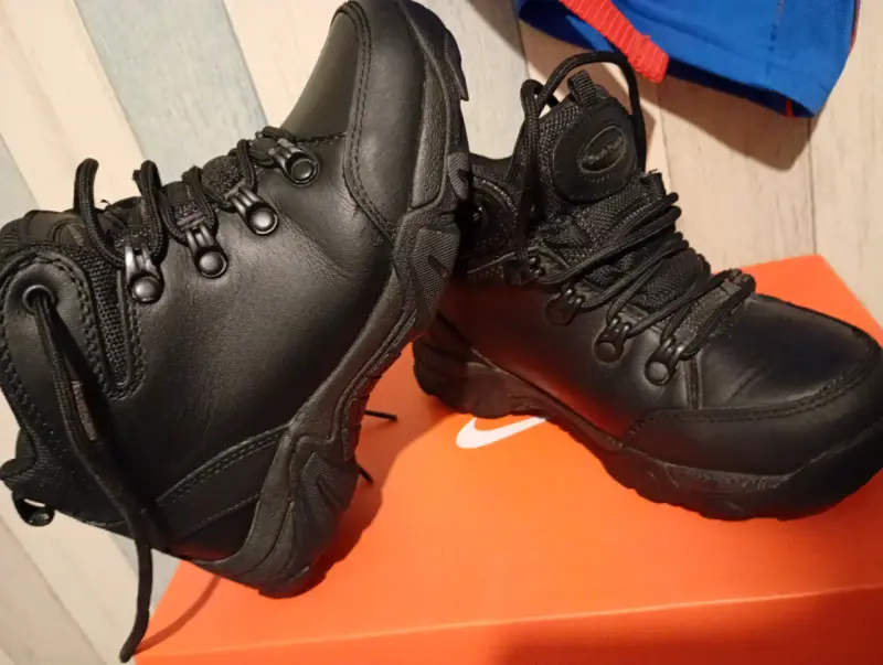 Zapatillas deportivas negras con verde - 4