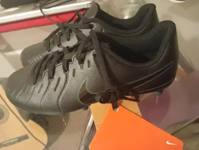 Zapatos de fútbol negros nuevos - miniatura 1