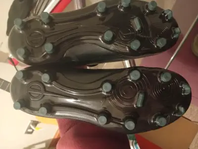 Zapatos de fútbol negros nuevos - miniatura 2