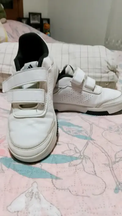 Zapatillas blancas con velcro - miniatura 1