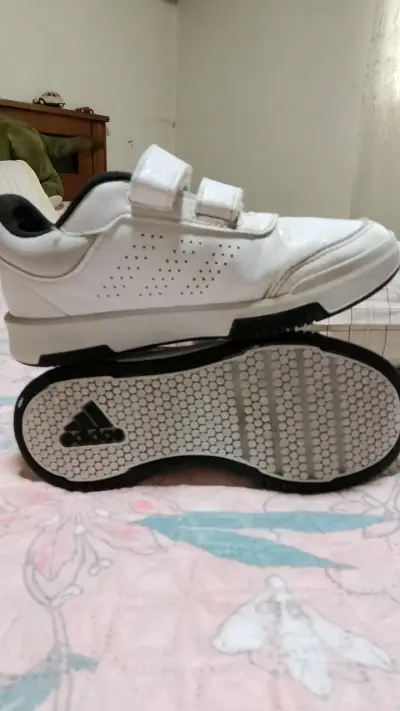 Zapatillas blancas con velcro - miniatura 2
