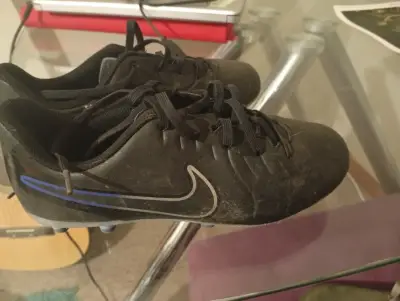 Zapatos de fútbol negros con diseño azul - miniatura 1