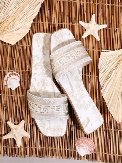 Sandalias blancas con diseño elegante - miniatura 1