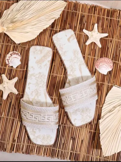 Sandalias blancas con diseño elegante - miniatura 3