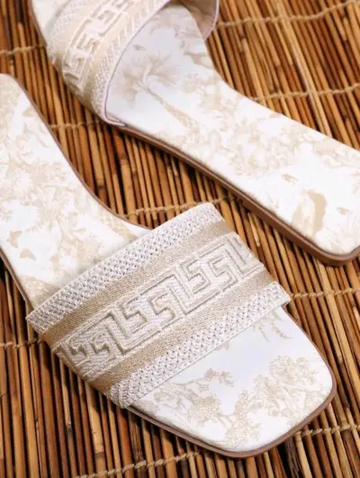 Sandalias blancas con diseño elegante - miniatura 5