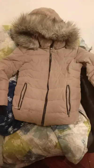 Parka beige con capucha de pelo - miniatura 1