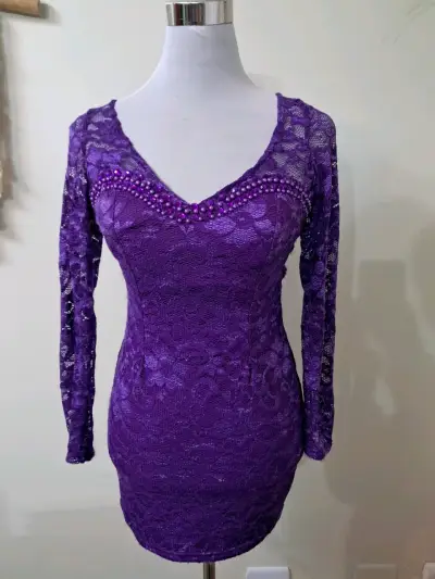 Vestido de encaje morado - miniatura 1