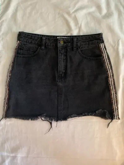 Falda negra denim con cintas - miniatura 1