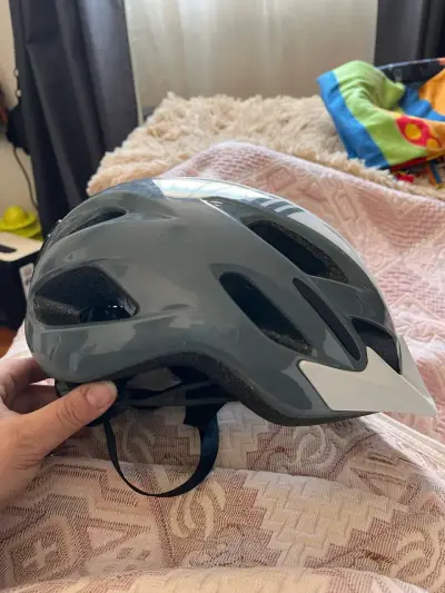 Casco de ciclismo gris marca Giant - miniatura 1