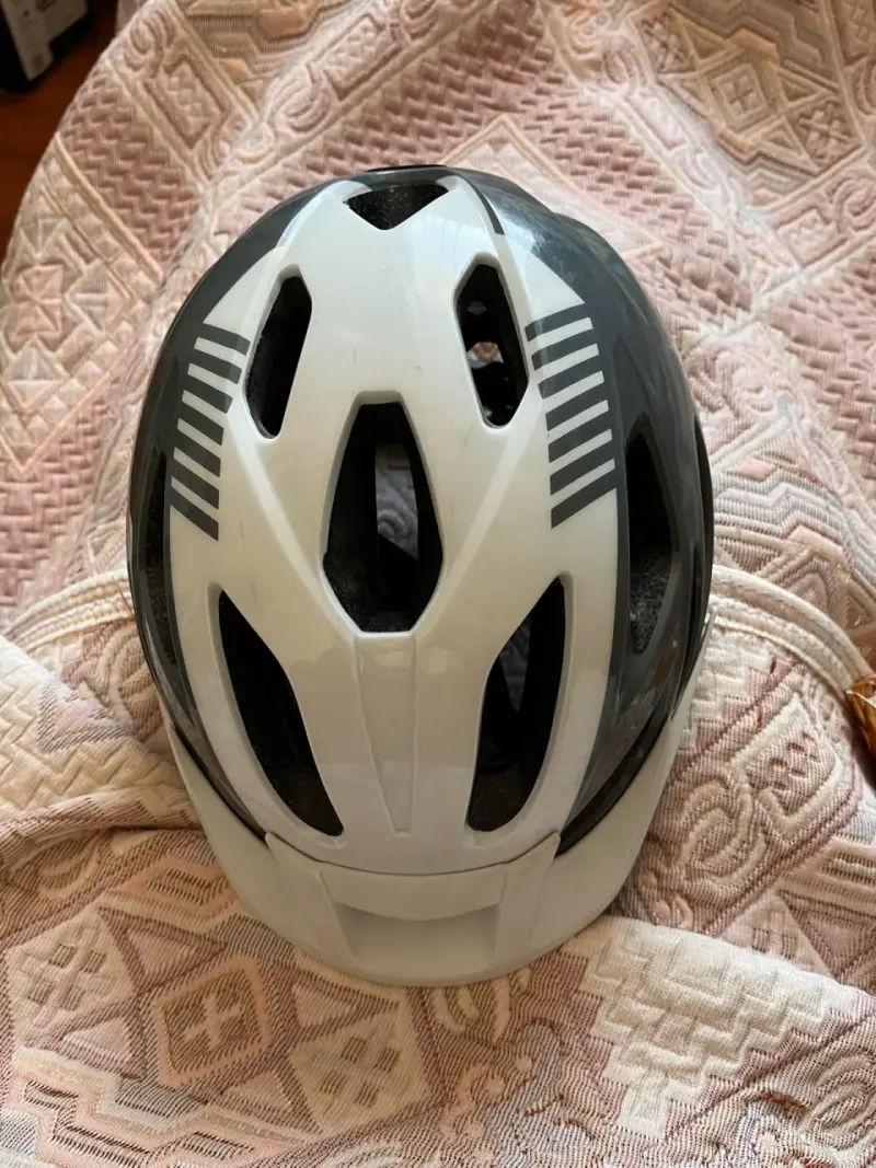 Casco de ciclismo gris marca Giant - 2
