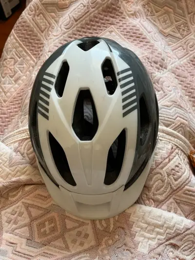 Casco de ciclismo gris marca Giant - miniatura 2