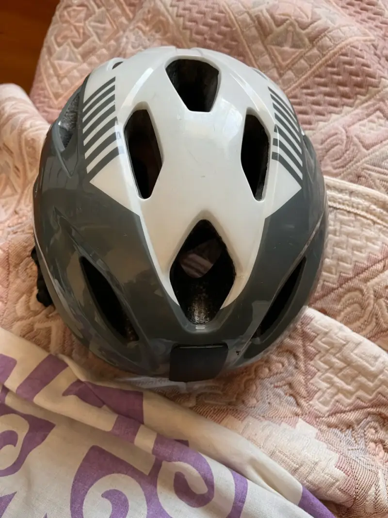 Casco de ciclismo gris marca Giant - 3