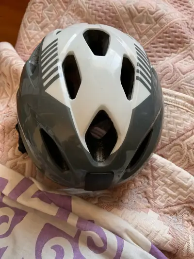 Casco de ciclismo gris marca Giant - miniatura 3