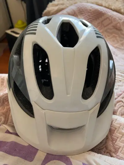 Casco de ciclismo gris marca Giant - miniatura 4