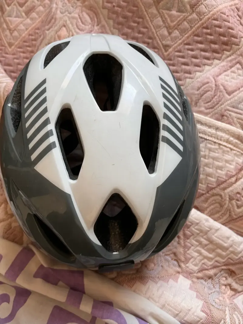 Casco de ciclismo gris marca Giant - 5