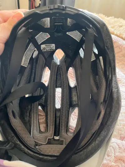 Casco de ciclismo gris marca Giant - miniatura 6