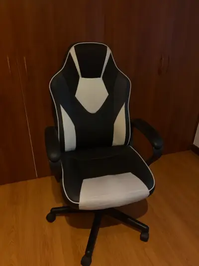 Silla gamer ergonómica negro y blanco - miniatura 1
