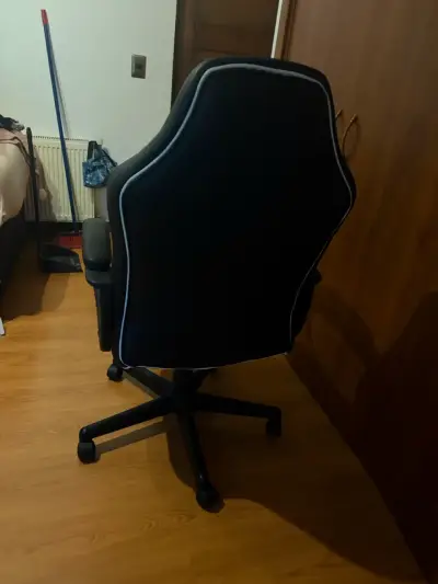 Silla gamer ergonómica negro y blanco - miniatura 4
